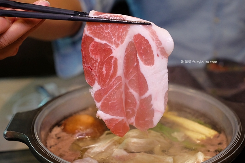 沐樺頂級肉品火鍋超市。營業時間人潮塞爆，爽嗑龍蝦免300、肉盤只要10元、肉品全面買二再送一！ @蹦啾♥謝蘿莉 La vie heureuse