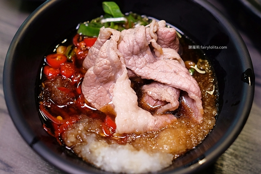 沐樺頂級肉品火鍋超市。營業時間人潮塞爆，爽嗑龍蝦免300、肉盤只要10元、肉品全面買二再送一！ @蹦啾♥謝蘿莉 La vie heureuse