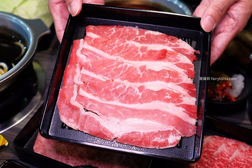 沐樺頂級肉品火鍋超市。營業時間人潮塞爆，爽嗑龍蝦免300、肉盤只要10元、肉品全面買二再送一！ @蹦啾♥謝蘿莉 La vie heureuse