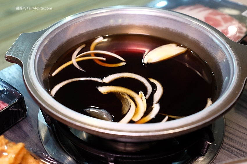 沐樺頂級肉品火鍋超市。營業時間人潮塞爆，爽嗑龍蝦免300、肉盤只要10元、肉品全面買二再送一！ @蹦啾♥謝蘿莉 La vie heureuse