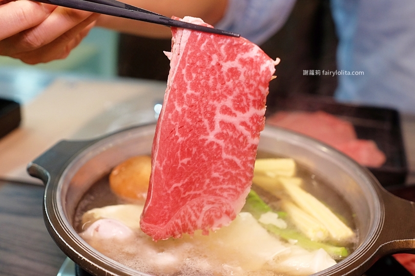 沐樺頂級肉品火鍋超市。營業時間人潮塞爆，爽嗑龍蝦免300、肉盤只要10元、肉品全面買二再送一！ @蹦啾♥謝蘿莉 La vie heureuse