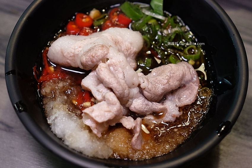 沐樺頂級肉品火鍋超市。營業時間人潮塞爆，爽嗑龍蝦免300、肉盤只要10元、肉品全面買二再送一！ @蹦啾♥謝蘿莉 La vie heureuse