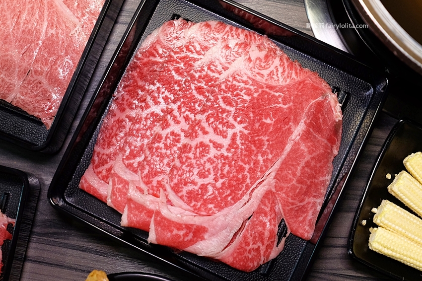 沐樺頂級肉品火鍋超市。營業時間人潮塞爆，爽嗑龍蝦免300、肉盤只要10元、肉品全面買二再送一！ @蹦啾♥謝蘿莉 La vie heureuse