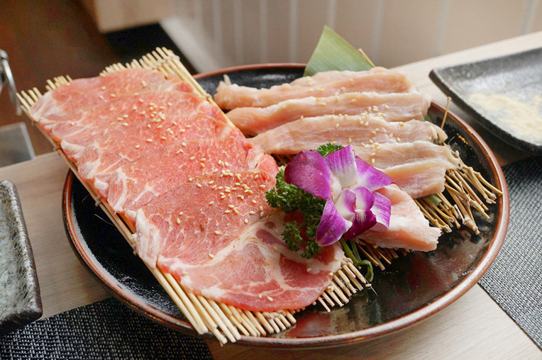 10 左梅花豬 右松阪豬.jpg