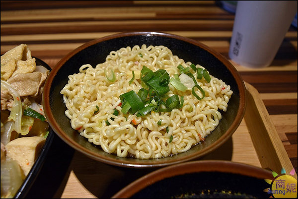 滷味亭蔬果滷味-高工總店:台中南區超值小吃。百種滷味加秘製辣椒神好吃!內用區免費WIFI插座兒童遊戲區CP值超高