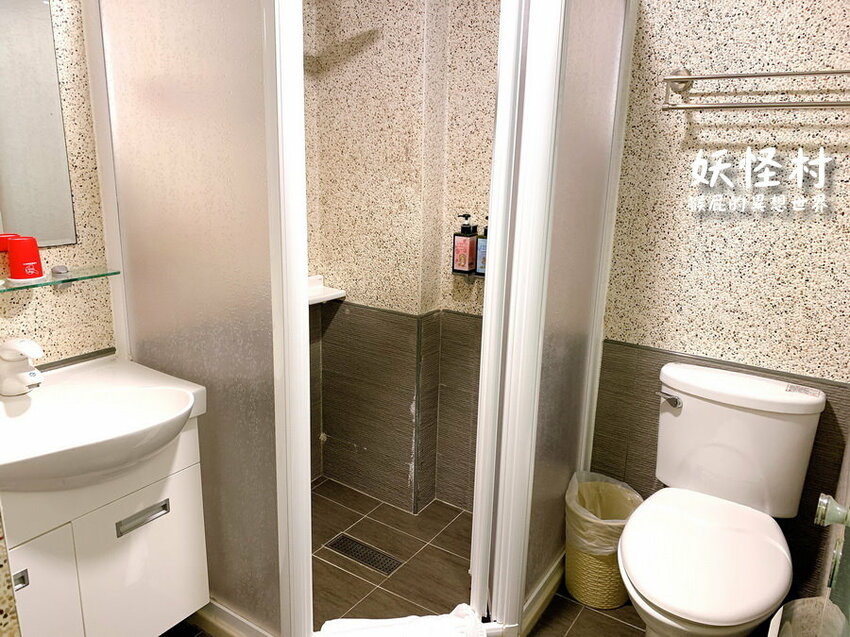 來去妖怪村住一晚，可以夜遊妖怪村，有早餐吃到飽，房間很可愛