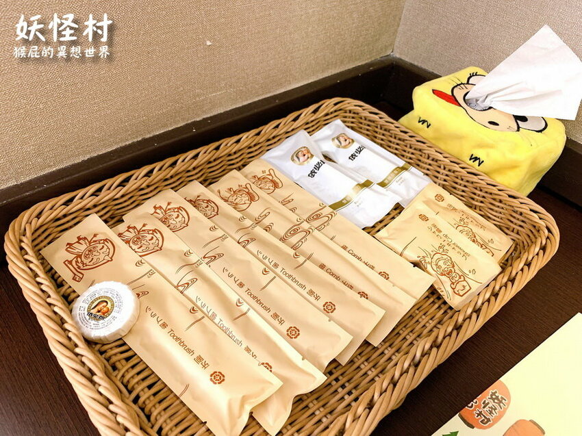 來去妖怪村住一晚，可以夜遊妖怪村，有早餐吃到飽，房間很可愛