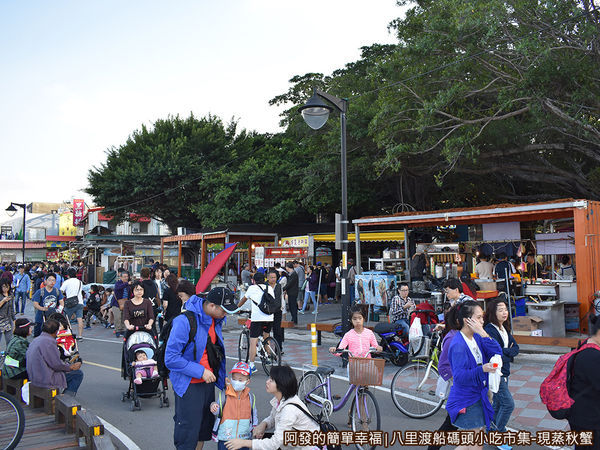 八里渡船碼頭小吃市集04-老榕樹碉堡旁的小吃市集.JPG