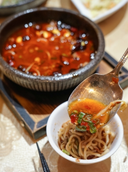 跳躍的宅男 - [花蓮美食]川府老媽新派川菜-水煮牛香辣好吃 搭配川味擔擔麵超對味