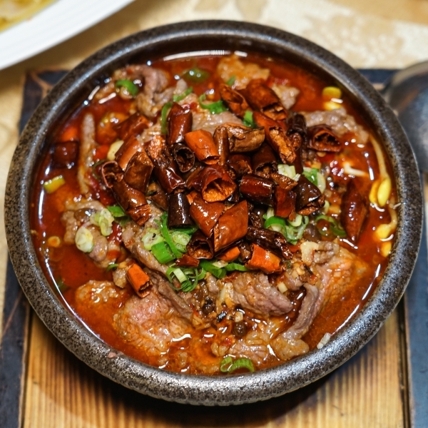 跳躍的宅男 - [花蓮美食]川府老媽新派川菜-水煮牛香辣好吃 搭配川味擔擔麵超對味