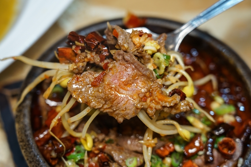 跳躍的宅男 - [花蓮美食]川府老媽新派川菜-水煮牛香辣好吃 搭配川味擔擔麵超對味