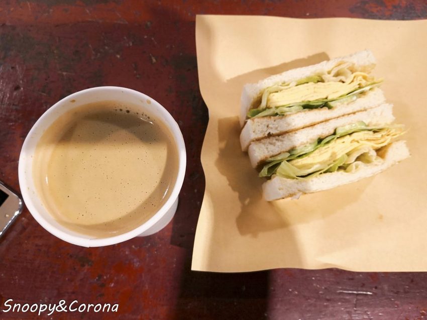 【吃喝．台北】文山區早餐／高三孝碳烤吐司～小學教室吃早餐，班長碳烤吐司與副班長烤波蘿