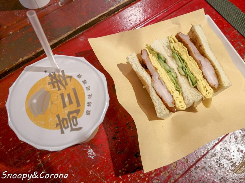 【吃喝．台北】文山區早餐／高三孝碳烤吐司～小學教室吃早餐，班長碳烤吐司與副班長烤波蘿