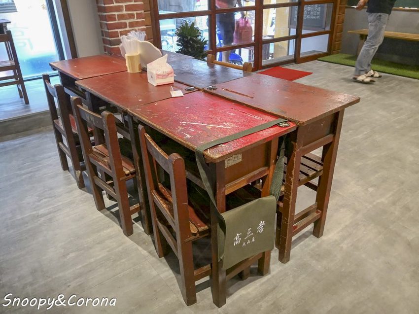 【吃喝．台北】文山區早餐／高三孝碳烤吐司～小學教室吃早餐，班長碳烤吐司與副班長烤波蘿