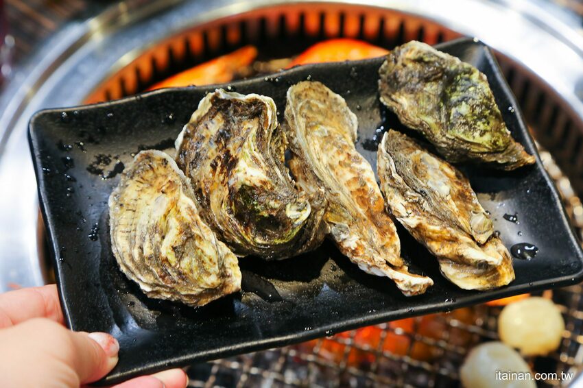 好客燒烤-台南Focus店~全新菜單上市，一口價吃安格斯牛+60種食材火烤兩吃吃到飽，加188元頂級肉品+海鮮無限量供應!! - 台南好Food遊