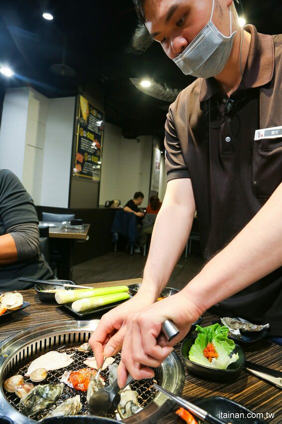 好客燒烤-台南Focus店~全新菜單上市，一口價吃安格斯牛+60種食材火烤兩吃吃到飽，加188元頂級肉品+海鮮無限量供應!! - 台南好Food遊