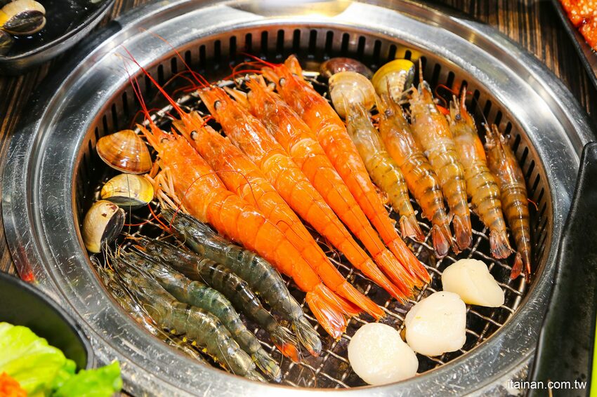 好客燒烤-台南Focus店~全新菜單上市，一口價吃安格斯牛+60種食材火烤兩吃吃到飽，加188元頂級肉品+海鮮無限量供應!! - 台南好Food遊