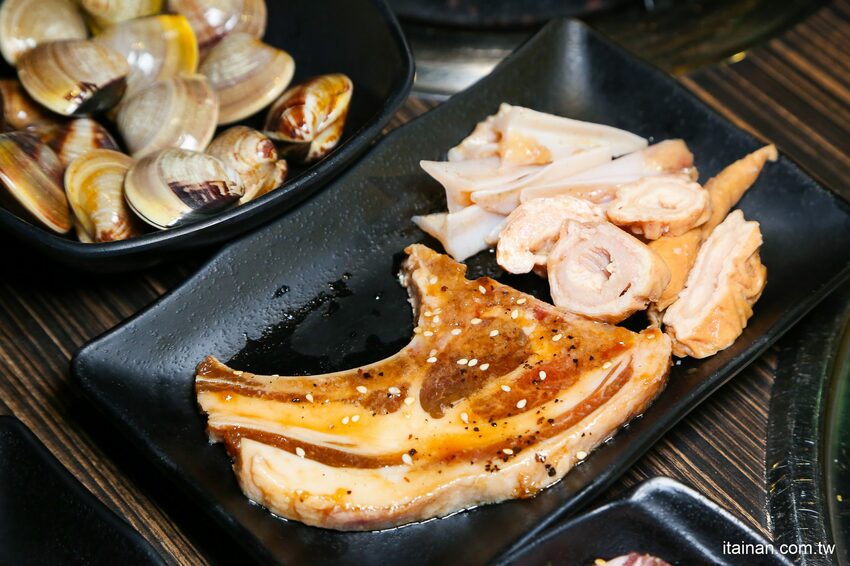 好客燒烤-台南Focus店~全新菜單上市，一口價吃安格斯牛+60種食材火烤兩吃吃到飽，加188元頂級肉品+海鮮無限量供應!! - 台南好Food遊