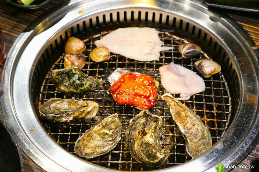 好客燒烤-台南Focus店~全新菜單上市，一口價吃安格斯牛+60種食材火烤兩吃吃到飽，加188元頂級肉品+海鮮無限量供應!! - 台南好Food遊