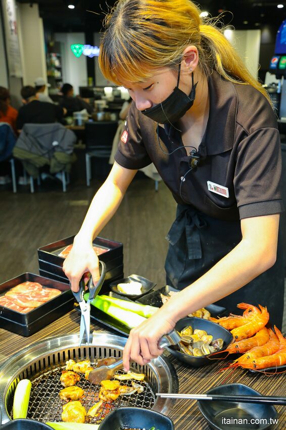 好客燒烤-台南Focus店~全新菜單上市，一口價吃安格斯牛+60種食材火烤兩吃吃到飽，加188元頂級肉品+海鮮無限量供應!! - 台南好Food遊