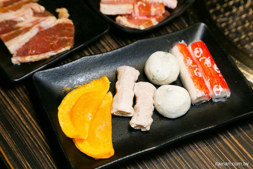 好客燒烤-台南Focus店~全新菜單上市，一口價吃安格斯牛+60種食材火烤兩吃吃到飽，加188元頂級肉品+海鮮無限量供應!! - 台南好Food遊