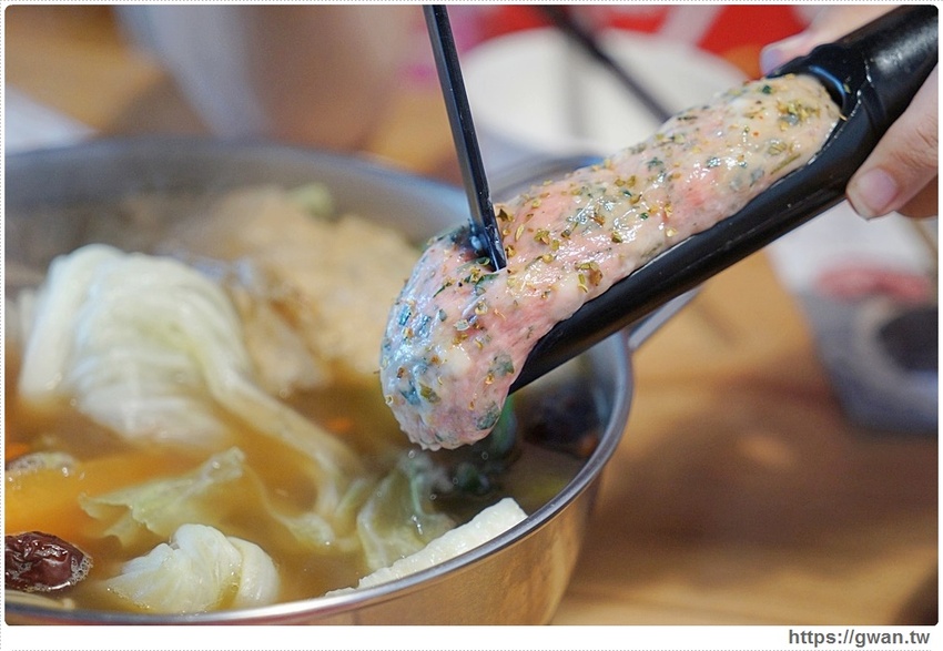 養鍋東英店中午開鍋囉!!大肉哥最低49元給你加倍肉量,菜盤還可以換肉肉呦