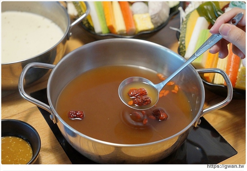 養鍋東英店中午開鍋囉!!大肉哥最低49元給你加倍肉量,菜盤還可以換肉肉呦