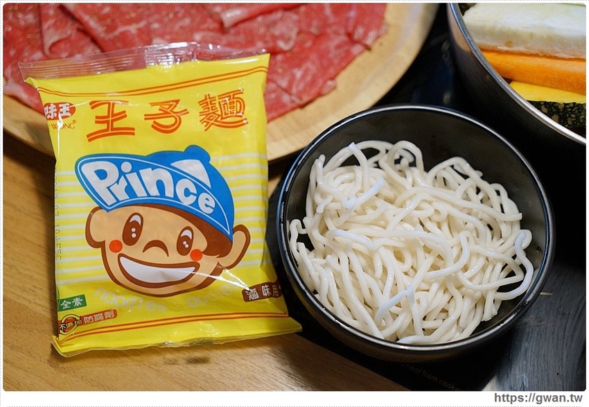 養鍋東英店中午開鍋囉!!大肉哥最低49元給你加倍肉量,菜盤還可以換肉肉呦