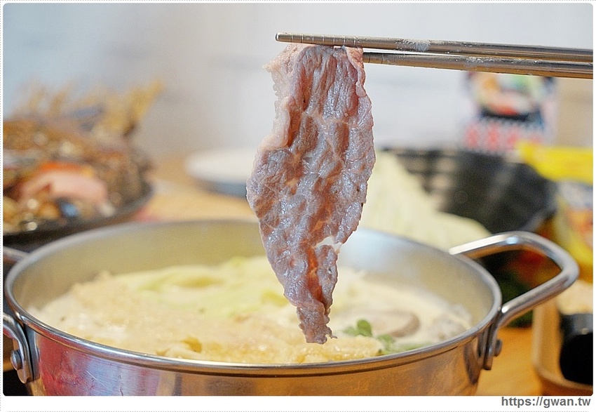 養鍋東英店中午開鍋囉!!大肉哥最低49元給你加倍肉量,菜盤還可以換肉肉呦