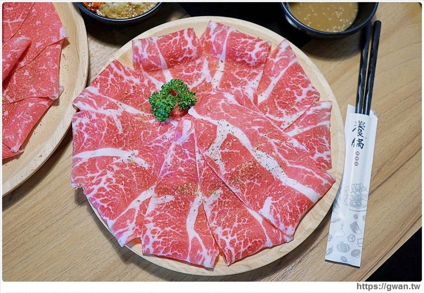 養鍋東英店中午開鍋囉!!大肉哥最低49元給你加倍肉量,菜盤還可以換肉肉呦