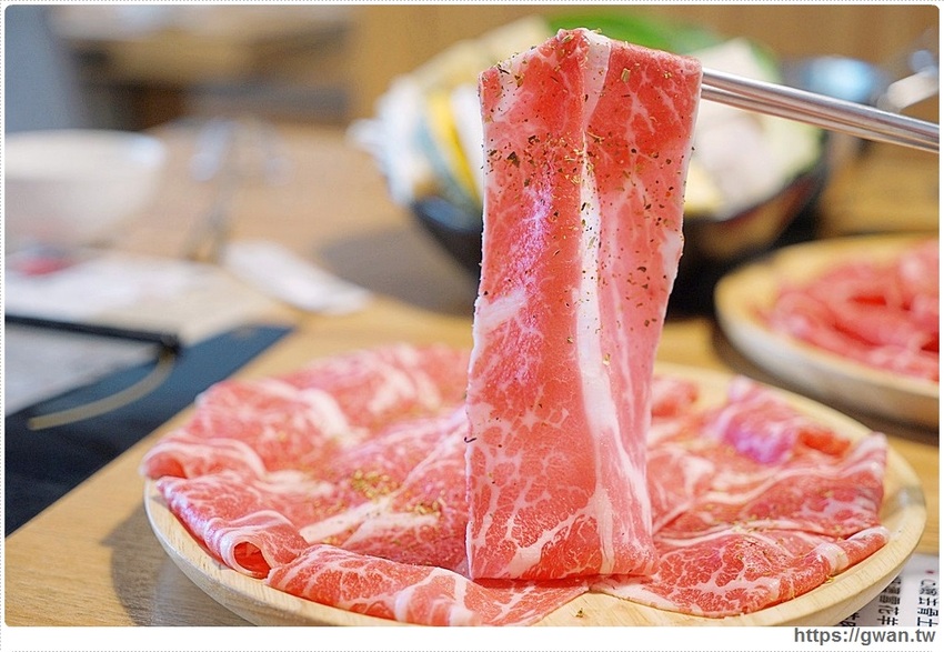 養鍋東英店中午開鍋囉!!大肉哥最低49元給你加倍肉量,菜盤還可以換肉肉呦