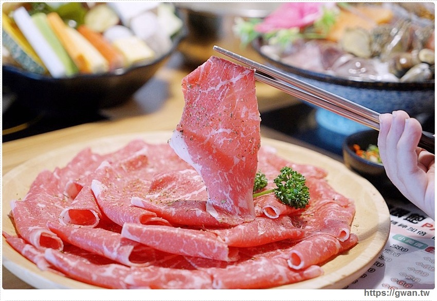 養鍋東英店中午開鍋囉!!大肉哥最低49元給你加倍肉量,菜盤還可以換肉肉呦