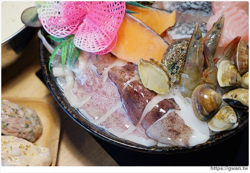 養鍋東英店中午開鍋囉!!大肉哥最低49元給你加倍肉量,菜盤還可以換肉肉呦