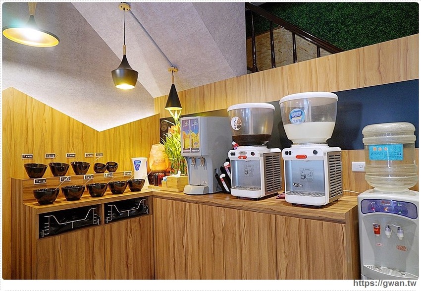 養鍋東英店中午開鍋囉!!大肉哥最低49元給你加倍肉量,菜盤還可以換肉肉呦