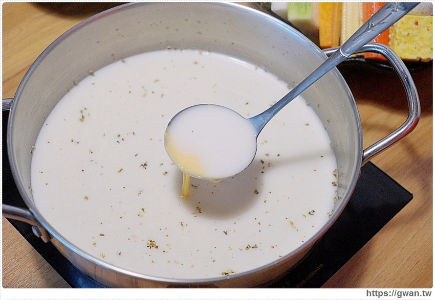 養鍋東英店中午開鍋囉!!大肉哥最低49元給你加倍肉量,菜盤還可以換肉肉呦