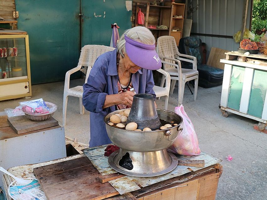 漁光島5元阿婆茶葉蛋：堅持30年不漲價｜台南必去/安平美食/秋茂園 - 進食的巨鼠
