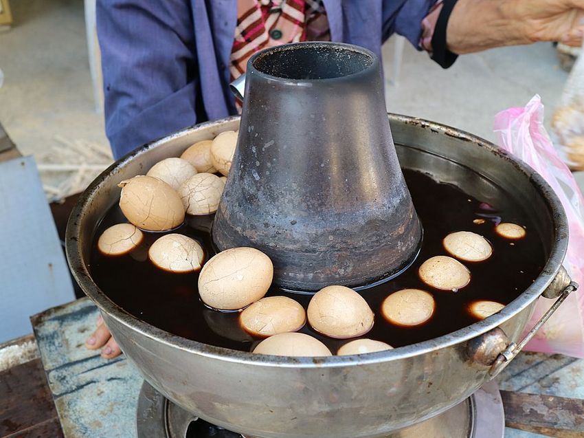 漁光島5元阿婆茶葉蛋：堅持30年不漲價｜台南必去/安平美食/秋茂園 - 進食的巨鼠