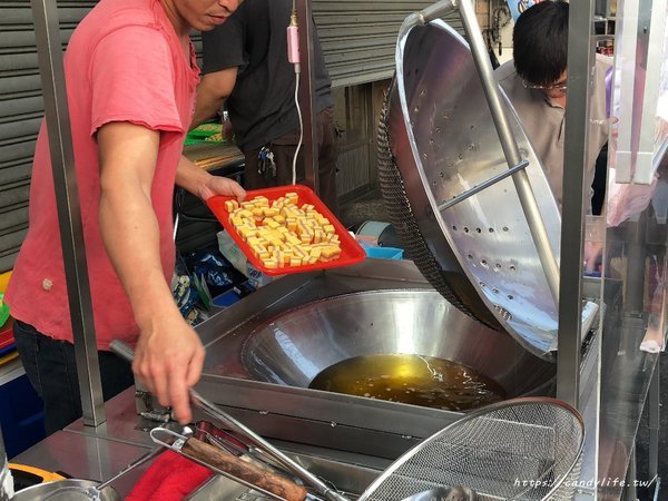 小8三色地瓜球(大慶店):台中美食│小8三色地瓜球〃一開賣就大排長龍的三色地瓜球,酥脆又大顆~