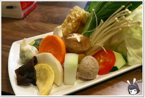 瀧厚鍋物－嘉義中山店：[食記]►嘉義東區◄瀧厚鍋物－吃鍋的季節到啦~~~Ayumi帶你們來嘉義吃美味的火鍋，必推蛤蠣爆爆鍋、霸王牛（安格斯黑牛）、日本直送A5和牛、蝦比漿多