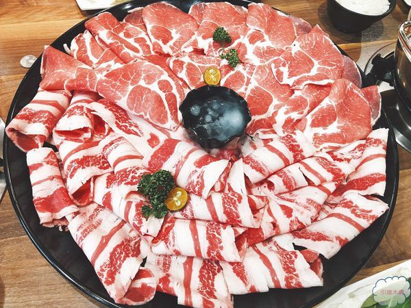 [嘉義食記]瀧厚鍋物│環遊世界的和牛，為你滿盛手臂寬直徑肉盤，敬瘋狂的餐桌風景。蛤蜊爆爆鍋引燃海洋。獨特厚切手法平價高級肉。50盎司大胃王挑戰。