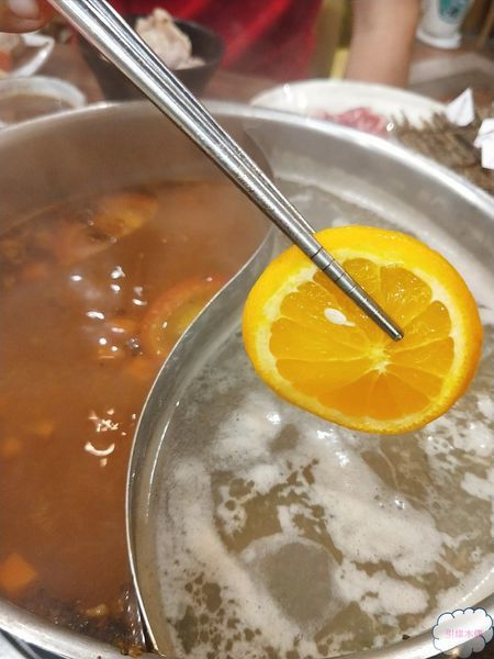 [嘉義食記]瀧厚鍋物│環遊世界的和牛，為你滿盛手臂寬直徑肉盤，敬瘋狂的餐桌風景。蛤蜊爆爆鍋引燃海洋。獨特厚切手法平價高級肉。50盎司大胃王挑戰。