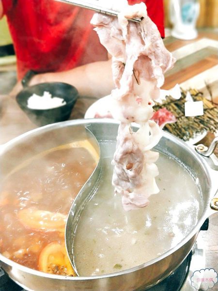 [嘉義食記]瀧厚鍋物│環遊世界的和牛，為你滿盛手臂寬直徑肉盤，敬瘋狂的餐桌風景。蛤蜊爆爆鍋引燃海洋。獨特厚切手法平價高級肉。50盎司大胃王挑戰。