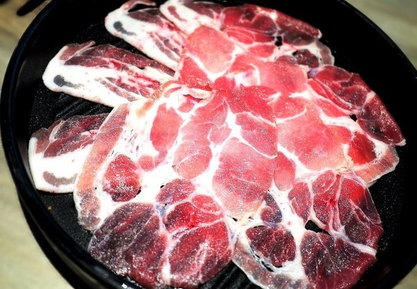 嘴秋鍋物：【三重火鍋】嘴秋鍋物 多種新鮮肉品 / 海鮮可選擇．選擇多元且超平價