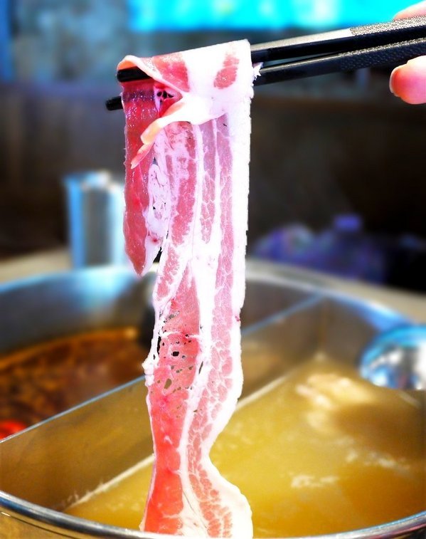 嘴秋鍋物：【三重火鍋】嘴秋鍋物 多種新鮮肉品 / 海鮮可選擇．選擇多元且超平價