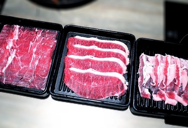 嘴秋鍋物：【三重火鍋】嘴秋鍋物 多種新鮮肉品 / 海鮮可選擇．選擇多元且超平價