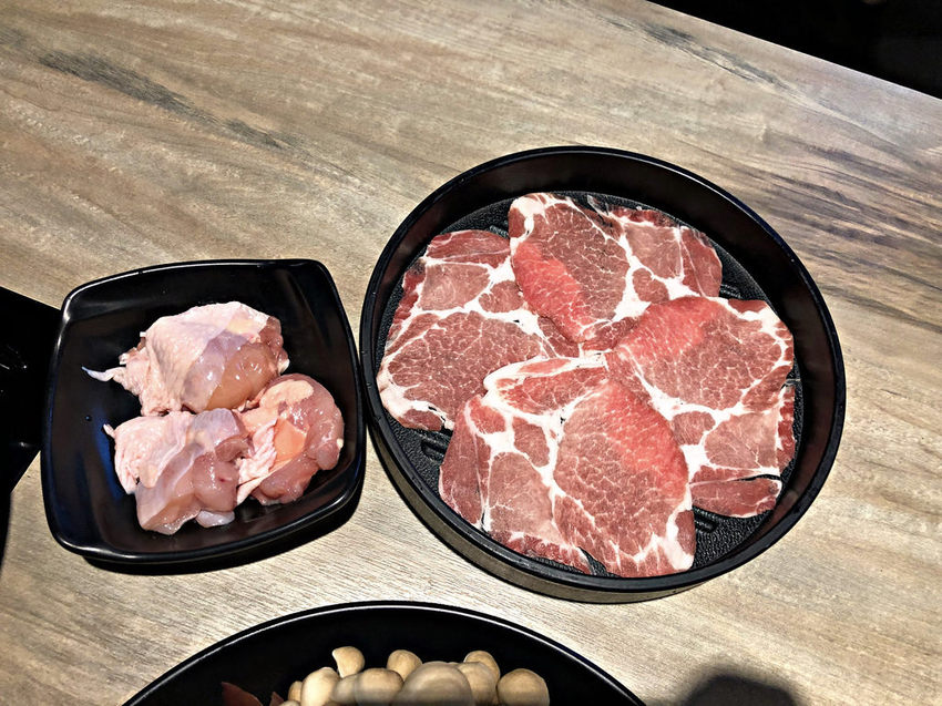 【台北橋站】三重正義北路上新開幕鍋物 • 海陸鍋物選擇 • 全面499吃到飽 • 肉品、海鮮、啤酒、飲品、冰淇淋任選─嘴秋鍋物