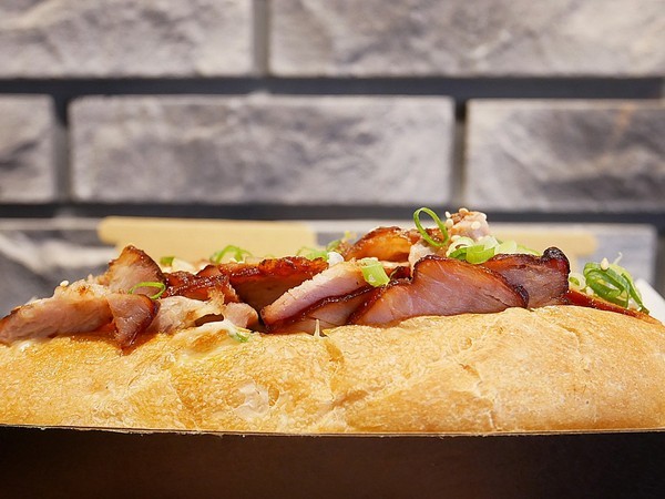 酷皮脆燒肉潛艇堡:酷皮脆燒肉潛艇堡-台中一中新興小吃 特色輕食份量大 原料用心且品質高 各口味都讓人喜歡