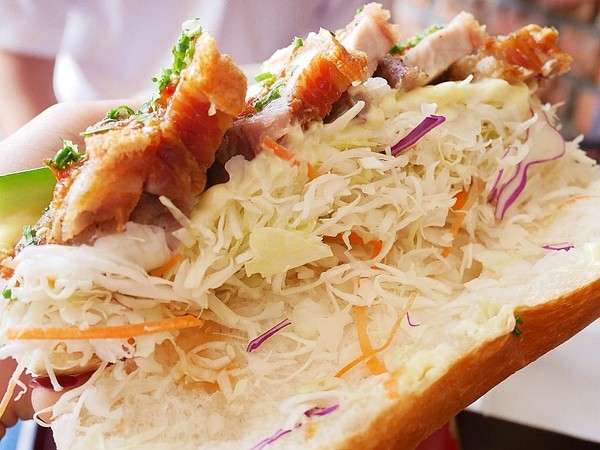 酷皮脆燒肉潛艇堡:酷皮脆燒肉潛艇堡-台中一中新興小吃 特色輕食份量大 原料用心且品質高 各口味都讓人喜歡