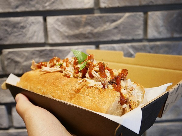 酷皮脆燒肉潛艇堡:酷皮脆燒肉潛艇堡-台中一中新興小吃 特色輕食份量大 原料用心且品質高 各口味都讓人喜歡