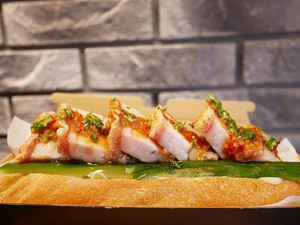 酷皮脆燒肉潛艇堡:酷皮脆燒肉潛艇堡-台中一中新興小吃 特色輕食份量大 原料用心且品質高 各口味都讓人喜歡